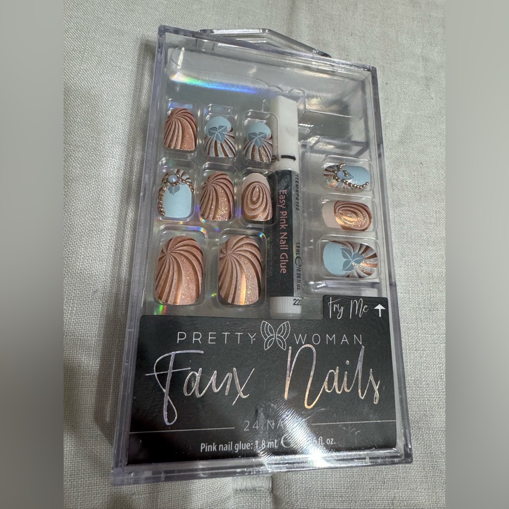 NWOT Pretty Woman Faux Nails Set